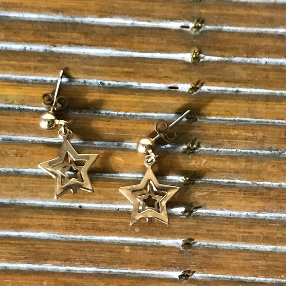 ☀️WEEKEND SALE☀️ ☀️Double star gold toned earrings - Picture 3 of 5